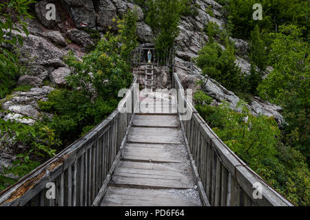 Theth Parco Nazionale è posizionato all'interno di Shkodër County, Albania. Questo straordinario paesaggio è nella parte centrale delle Alpi Albanesi. Foto Stock