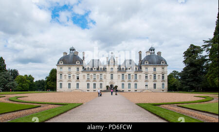 Una facciata a sud di Chateau de Cheverny, uno dei castelli della Valle della Loira, in Francia. Cheverny è una popolare attrazione turistica Foto Stock