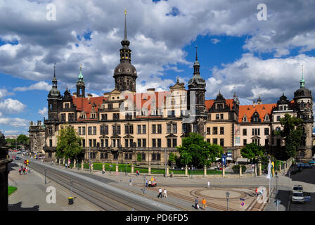 Il castello di Dresda (il Palazzo Reale o Residenzschloss) visto dalla terrazza del palazzo Zwinger, Dresda, Sassonia, Germania Foto Stock