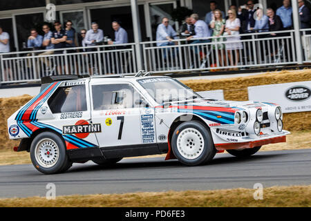 1986 Lancia Delta S4 Gruppo B rally auto con autista Andrew Beverley al 2018 Goodwood Festival of Speed, Sussex, Regno Unito. Foto Stock