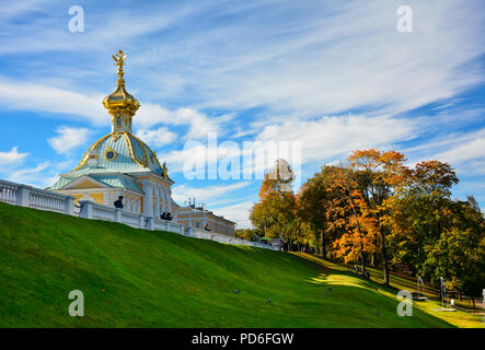 Peterhof Palace la Chiesa vede in autunno. Peterhof è un ex palazzo dello zar e una popolare attrazione turistica si trova al di fuori di San Pietroburgo, Russia Foto Stock