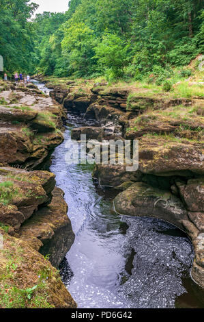 Bolton Abbey. West Yorkshire. Fiume Wharfe. L 'hotel Astrid cascata. L 'hotel Astrid legno. Foto Stock