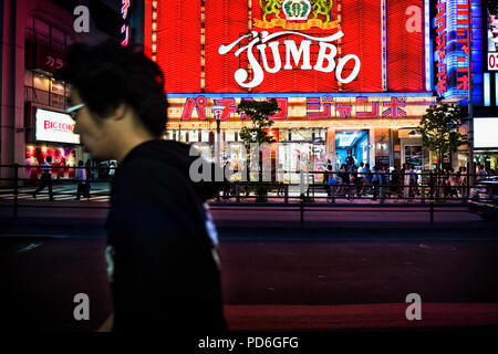 Giappone, isola di Honshu, Kanto, Tokyo, per le strade di notte di Shinjuku quartiere del. Foto Stock