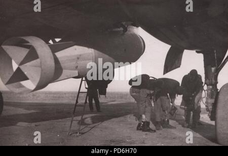 Immagine da l'album fotografico di Oberleutnant Oscar Müller di Kampfgeschwader 1: equipaggio di 5./KG 1 prepararsi a bordo delle loro Junkers Ju 88, che è caricato con un 2500kg bomba a Dno Airfield, la Russia nel 1942. Foto Stock