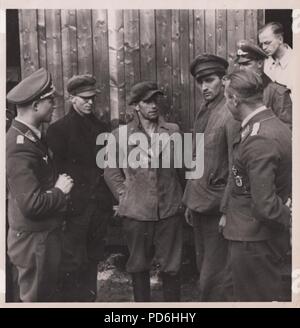 Immagine da l'album fotografico di Oberleutnant Oscar Müller di Kampfgeschwader 1: Il 27 giugno 1941 Junkers Ju 88A-5 V4+SU (Werk. No. 4296) 5./KG 1, è stato segnalato come perso durante una missione a Riga. Unteroffizier Friedrich Leibold (aria Gunner) è stato ucciso in azione ma il resto dell'equipaggio, pilota Oberfeldwebel Agosto Wiese (centro), osservatore Feldwebel Martin affrettare (a destra) e l'operatore radio Unteroffizier Armin Wuigk (con occhiali), tornato in otto giorni. Qui l'equipaggio sono ancora dissimulata in abiti civili e a parlare con gli ufficiali della Luftwaffe. Foto Stock