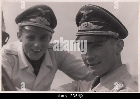 Immagine da l'album fotografico di Oberleutnant Oscar Müller di Kampfgeschwader 1: Oberleutnants Oscar Müller e Siegfried Freiherr von Cramm del Kampfgeschwader 1 nell'estate del 1942. Foto Stock