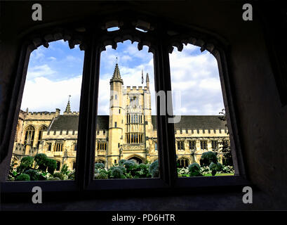 Soleggiato vista estiva del fondatore dalla torre e giardino di Magdalen College di Oxford attraverso i chiostri Foto Stock