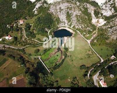 La molla Gornjepolje (Gornjepoljski Vir) è una grande molla del carso e lavello in Montenegro centrale. Si tratta di un fenomeno naturale chiamato estavelle. Foto Stock