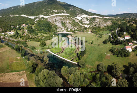 La molla Gornjepolje (Gornjepoljski Vir) è una grande molla del carso e lavello in Montenegro centrale. Si tratta di un fenomeno naturale chiamato estavelle. Foto Stock