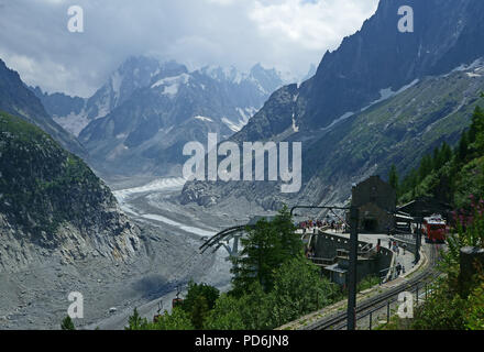 Montenvers stazione ferroviaria e Mer de Glace ghiacciaio, Mont Blanc montagne, sulle alpi francesi, Francia Foto Stock