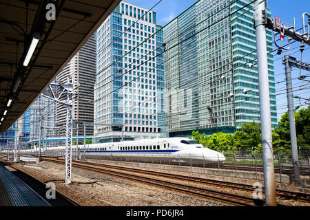 Giappone, isola di Honshu, Kanto, Tokyo, un Shinkansen in esecuzione in Tokyo. Foto Stock