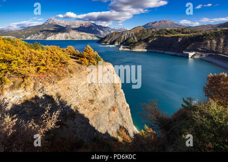 Serre Poncon Lago in autunno. Hautes-Alpes, Alpi europee, Francia Foto Stock