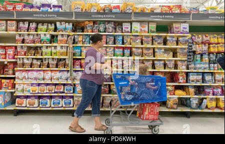 Donna con il carrello nella parte anteriore del cane ricompensa forniture, PetSmart pet store, Kennewick, Washington, Stati Uniti d'America Foto Stock