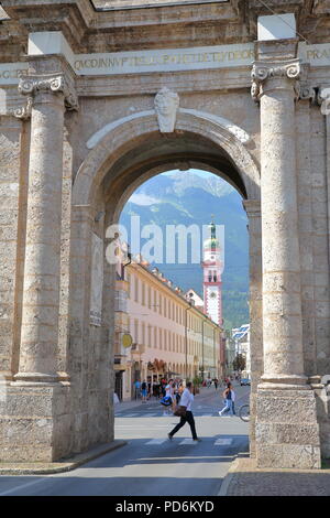 INNSBRUCK, Austria - 2 Luglio 2, 2018: Close-up su Arco Trionfale (Triumphpforte) situato sulla strada Maria Theresien Strasse Foto Stock