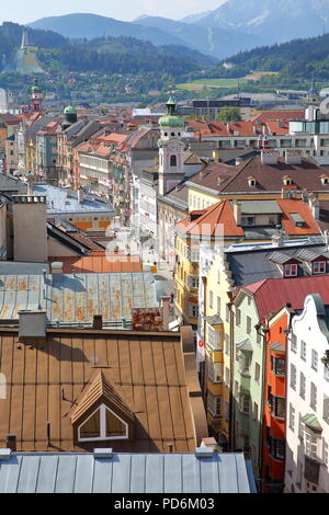 INNSBRUCK, Austria - 2 Luglio 2, 2018: Veduta aerea del centro storico della città con colorate facciate di case e tetti, il campanile della chiesa dell' ospedale di Foto Stock