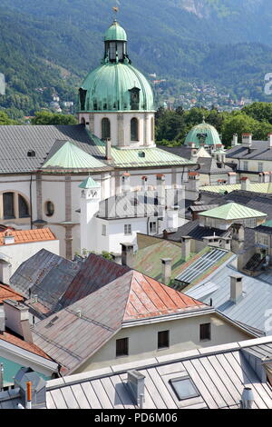 Vista aerea di san Jacob's Cathedral con tetti in primo piano, Innsbruck, Austria Foto Stock