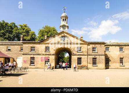 Le ex scuderie di Nostell Priory, una proprietà del National Trust vicino a Wakefield, West Yorkshire, Regno Unito. Il courtyard stabile ospita ora un cafe e negozi Foto Stock