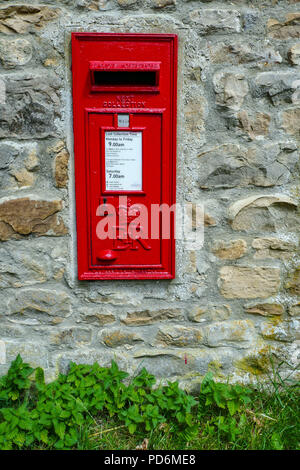 Red postbox impostato in parete, Catterick, North Yorkshire, Inghilterra, Regno Unito Foto Stock