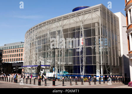 Vista dell'ingresso nord di Blackfriars Station, Queen Victoria Street, dopo lavori di ristrutturazione nel 2012 Foto Stock