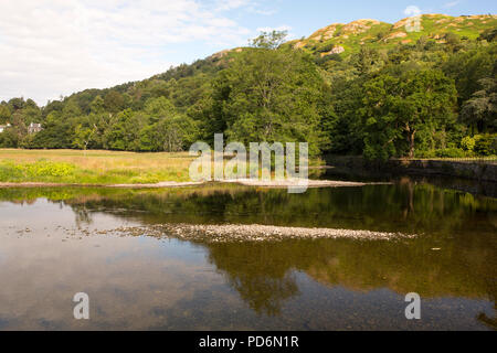 Il punto di confluenza dei fiumi Brathay e Rothay al livello molto basso a causa della continua siccità come condizioni, Ambleside, Lake District, UK, estate 201 Foto Stock