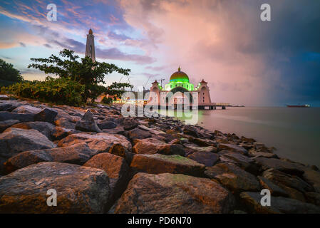Bellissima alba oltre la maestosa Moschea, stretto di Malacca moschea flottante (Masjid Selat Melaka). Foto Stock