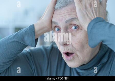 Close up ritratto di sorpresa donna Senior Foto Stock