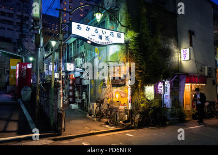 Giappone, isola di Honshu, Kanto, Tokyo, il Golden Gai distretto. Foto Stock