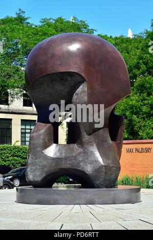 Chicago, Illinois, Stati Uniti d'America. La scultura "Energia nucleare" di Henry Moore sul campus della University of Chicago. Foto Stock