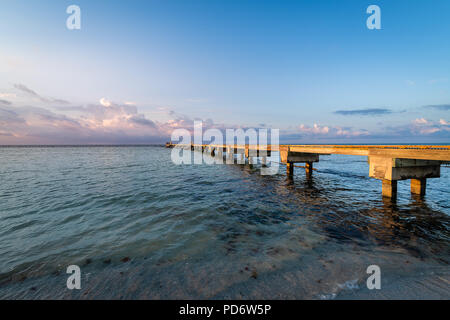 Alba dalla spiaggia di Higgs Pier Foto Stock