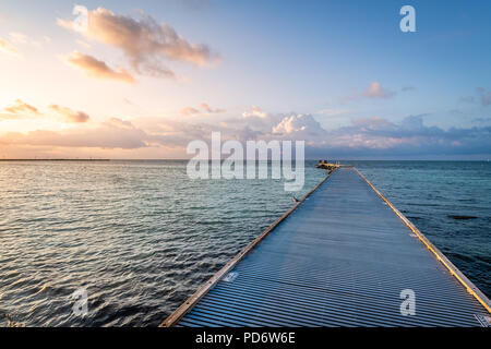 Alba dalla spiaggia di Higgs Pier Foto Stock