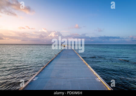 Alba dalla spiaggia di Higgs Pier Foto Stock