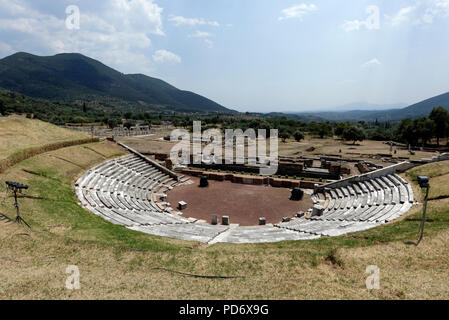 Vista del teatro antico che ha la cavea è intagliato in collina e databile intorno al III secolo A.C. Antica Messene. Peloponneso. Gr Foto Stock