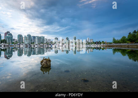 Lo skyline di Vancouver da Stanley Park Seawall Foto Stock