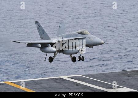 Un F A-18C Hornet terre a bordo della USS Carl Vinson. (8720065275). Foto Stock