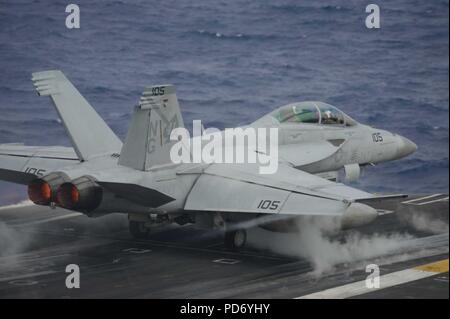 Un F A-18F Super Hornet lancia. (8696717980). Foto Stock