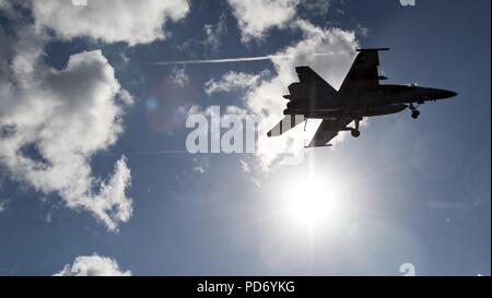 Un F-A-18E Super Hornet vola sopra USS Dwight D. Eisenhower. (33112071220). Foto Stock