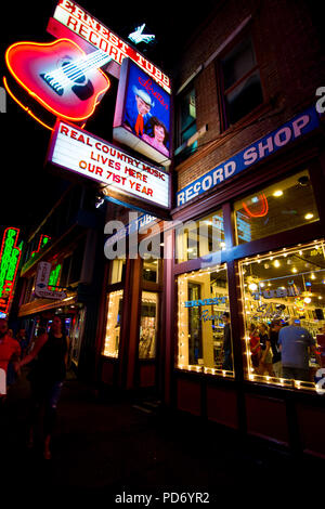 L'insegna al neon sopra la Ernest Tubb Record Shopping a Nashville, Tennessee, Stati Uniti d'America Foto Stock