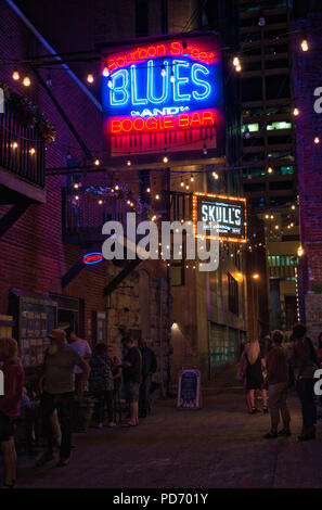 Le luci al neon sopra i bar e le discoteche nella stampante's Alley, Nashville, Tennessee, Stati Uniti d'America Foto Stock