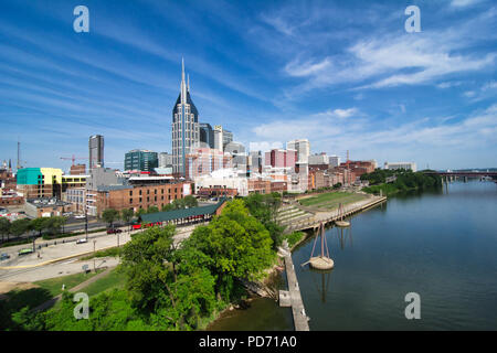 Nashville, Tennessee skyline contro un bel cielo azzurro. Foto Stock