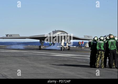 Un X-47B Unmanned Combat Air System demonstrator esegue un touch and go lo sbarco a bordo della portaerei USS Theodore Roosevelt (CVN 71 nov. 14, 2013, nell'Oceano Atlantico Foto Stock