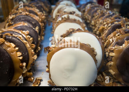 Decadente ricoperta di cioccolato caramelle sul display in un negozio Foto Stock