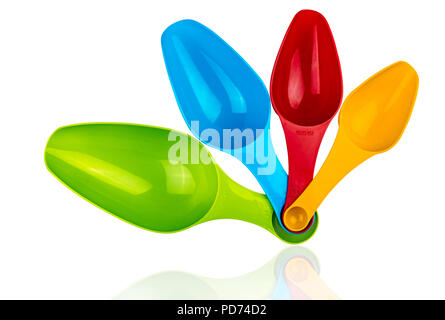 Set di plastica colorata misurino isolato su sfondo bianco con ombra. Verde, Blu, rosso e arancione in plastica cucchiaio di misurazione. Foto Stock