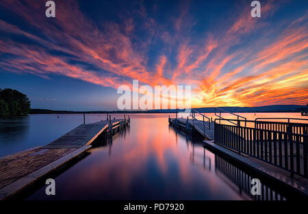 Bella unset con il blu del cielo e acqua la riflessione su St Louis fiume lago Superior Wisconsin Foto Stock