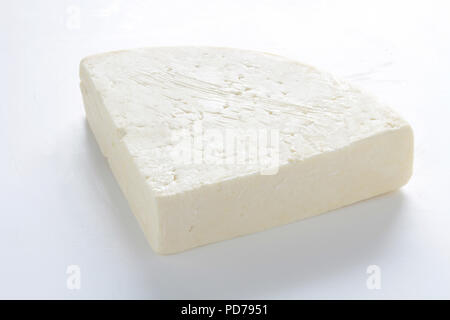 Porzione di formaggio isolato su sfondo bianco Foto Stock