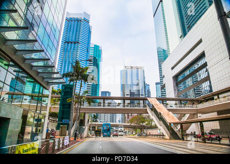 HONG KONG - il Apr 3, 2016: Street scene tipicamente asiatico con edifici alti lungo entrambi i lati e la pletora di segni al neon di Hong Kong il Apr 3, 2016 Hong Foto Stock