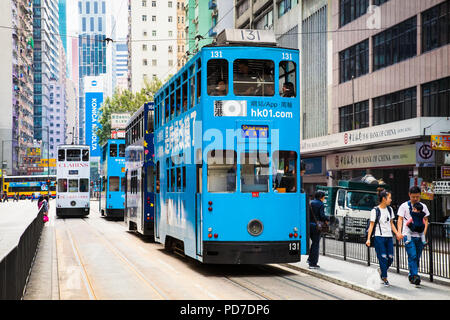 HONG KONG - aprile 3 , 2016: persone non identificate usando il tram a Hong Kong il 3 aprile 2016. Hong Kong tram è il solo nel mondo viene eseguito con double deck Foto Stock