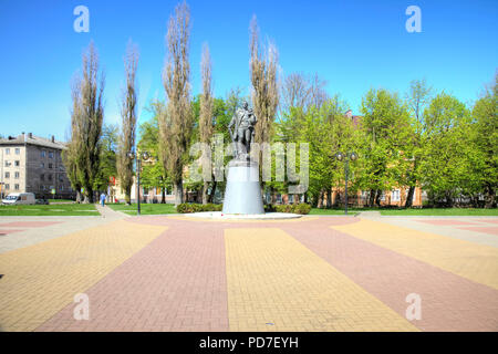 SOVETSK, RUSSIA - maggio 01.2018: Monumento al Guerriero-liberatore, un monumento a un soldato sovietico nel parco sulla strada pedonale di vittoria. Ho Foto Stock