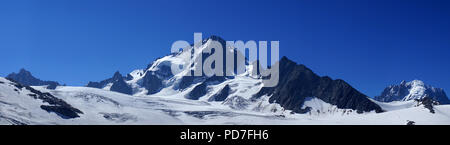 Il Glacier du Tour con Aiguille du Chardonnet(centro) e Aig. Verte (r) visto da Cabane Albert 1er, sulle alpi francesi, Francia Foto Stock