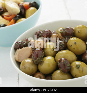 Olive fresche nel piatto Foto Stock