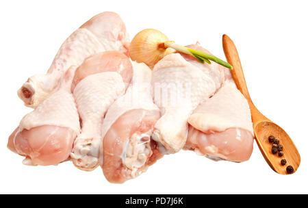 Materie le cosce di pollo con verdure, isolato su sfondo bianco Foto Stock